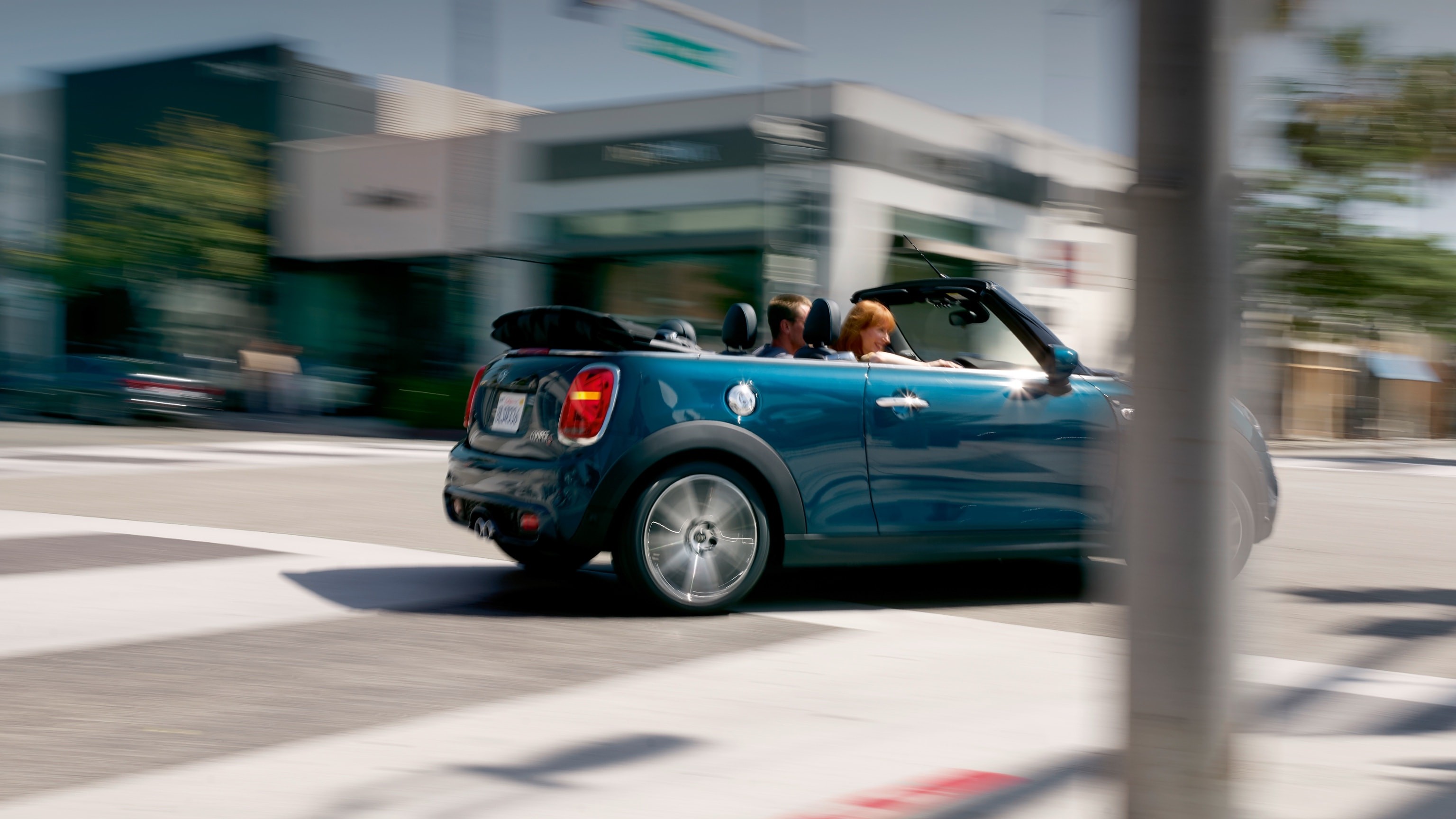 MINI Cabrio édition Sidewalk – bleu et noir – capote abaissée